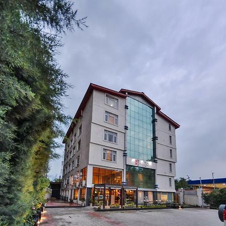 Batra Hotels And Residences Srīnagar Esterno foto
