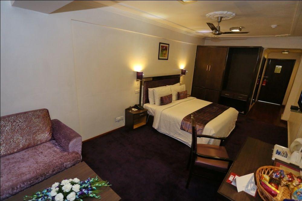Batra Hotels And Residences Srīnagar Esterno foto