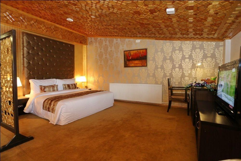 Batra Hotels And Residences Srīnagar Esterno foto