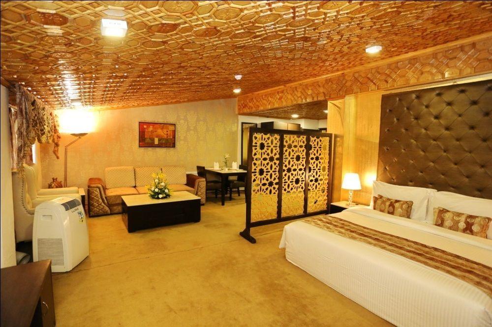 Batra Hotels And Residences Srīnagar Esterno foto