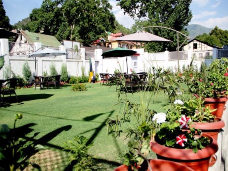 Batra Hotels And Residences Srīnagar Esterno foto