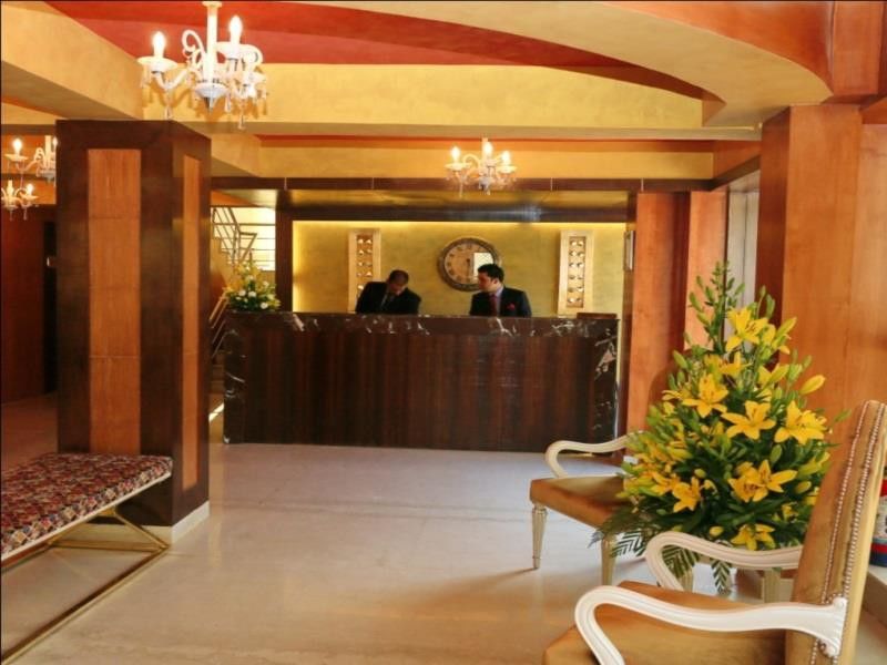 Batra Hotels And Residences Srīnagar Esterno foto