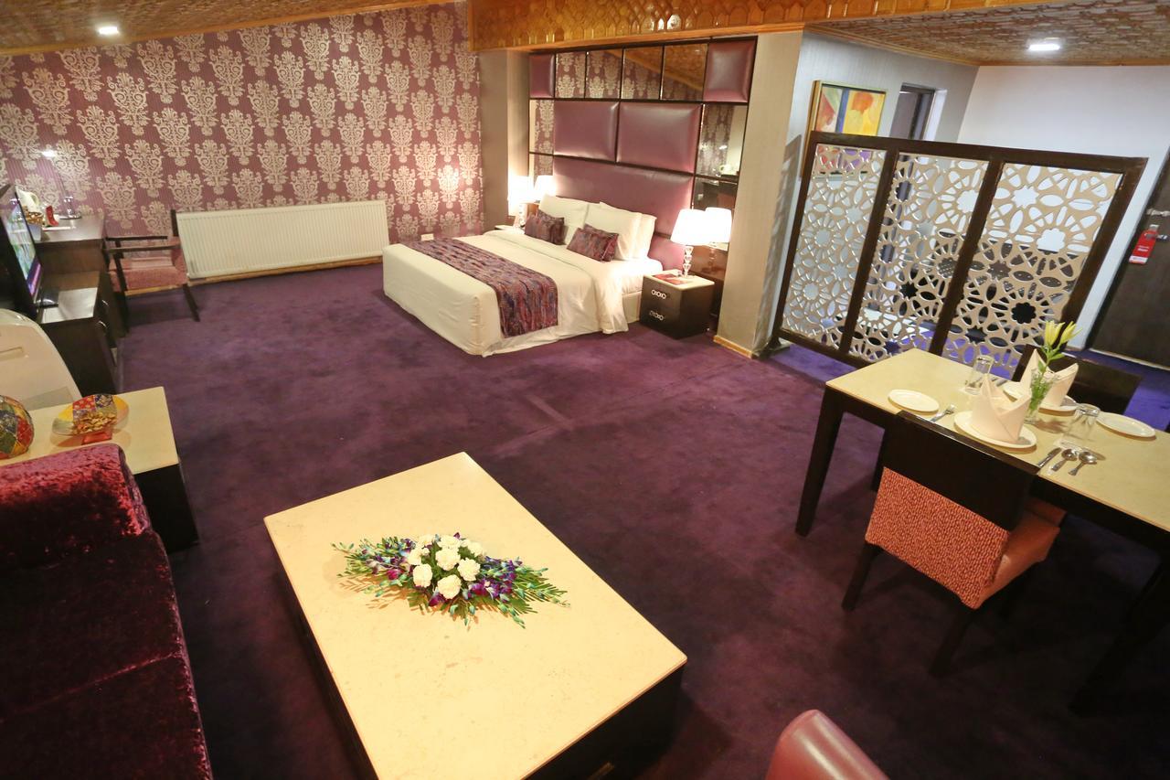 Batra Hotels And Residences Srīnagar Esterno foto