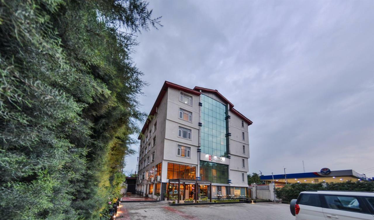 Batra Hotels And Residences Srīnagar Esterno foto
