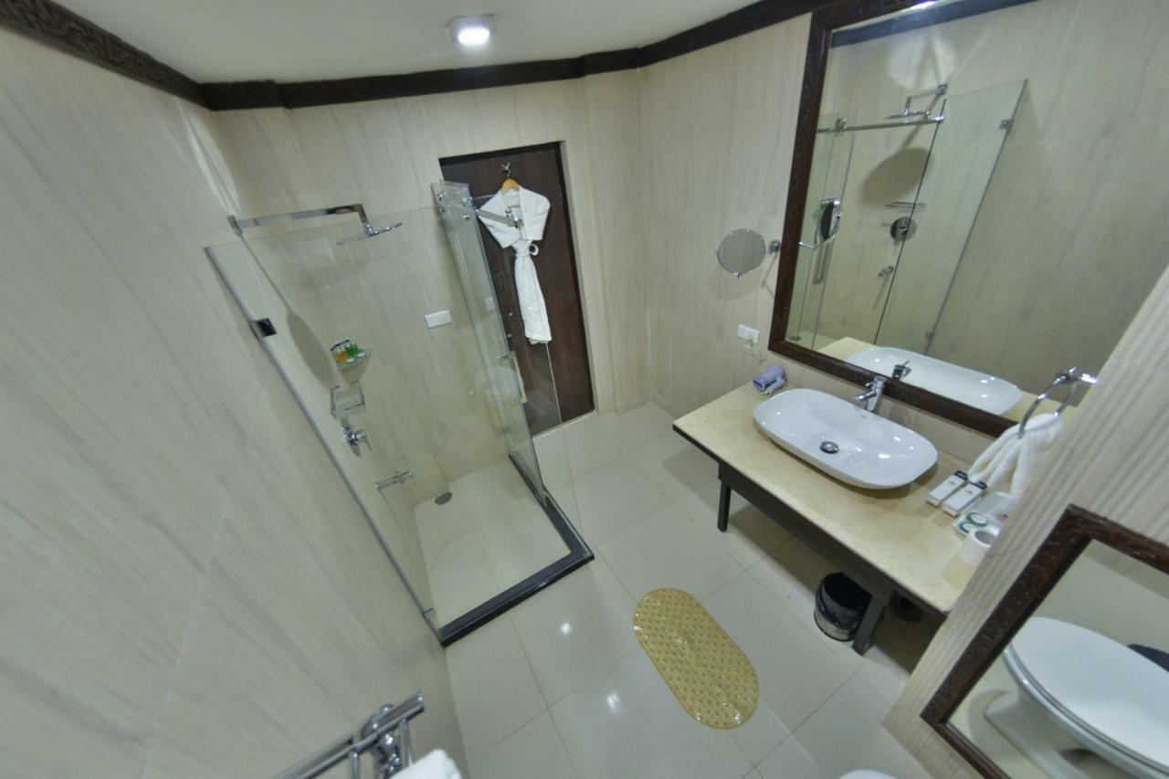 Batra Hotels And Residences Srīnagar Esterno foto