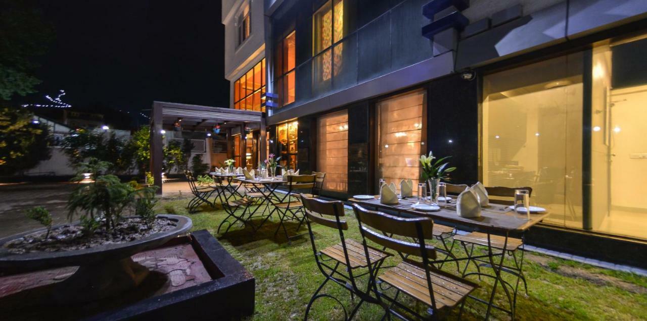 Batra Hotels And Residences Srīnagar Esterno foto