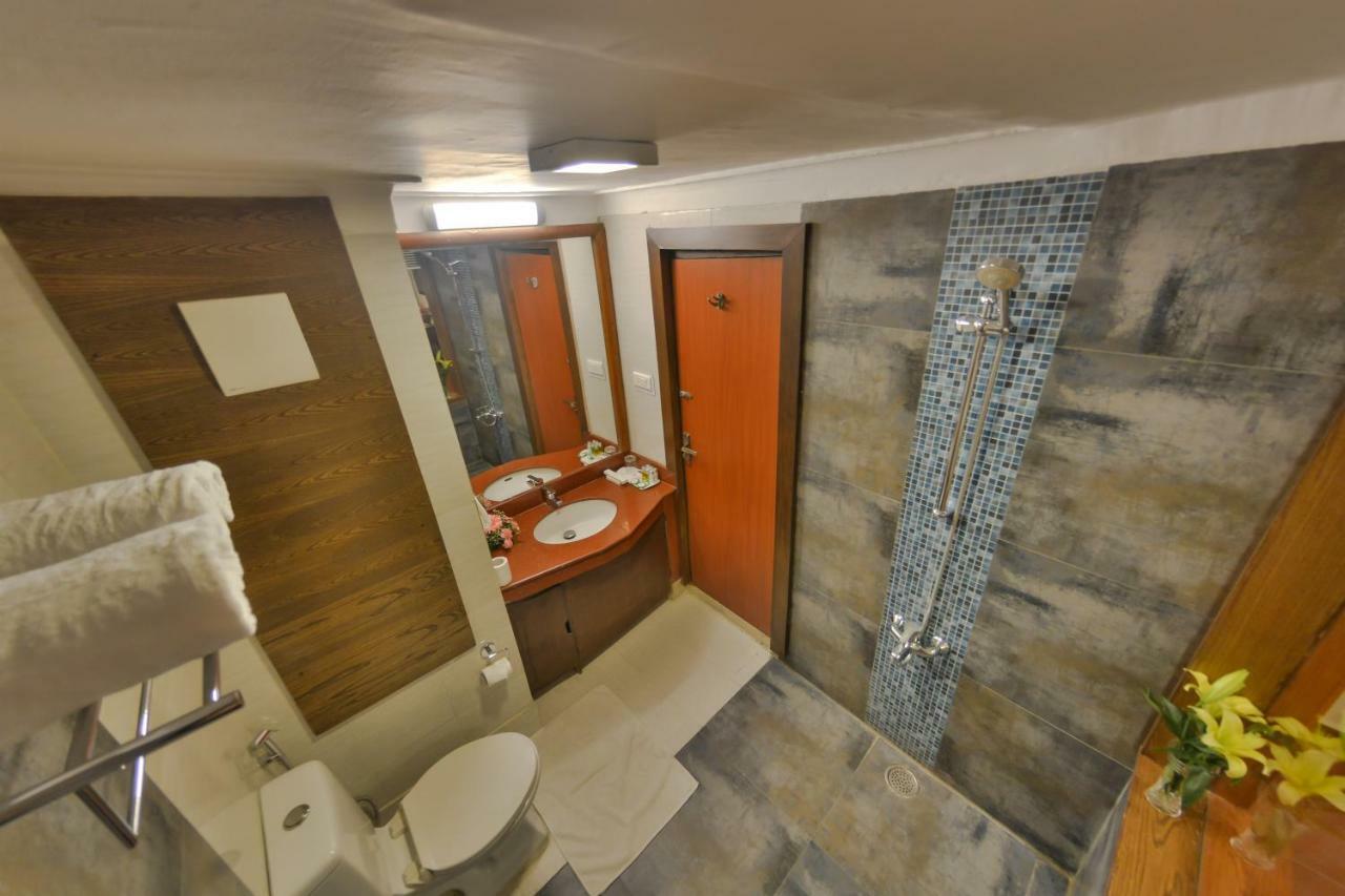 Batra Hotels And Residences Srīnagar Esterno foto