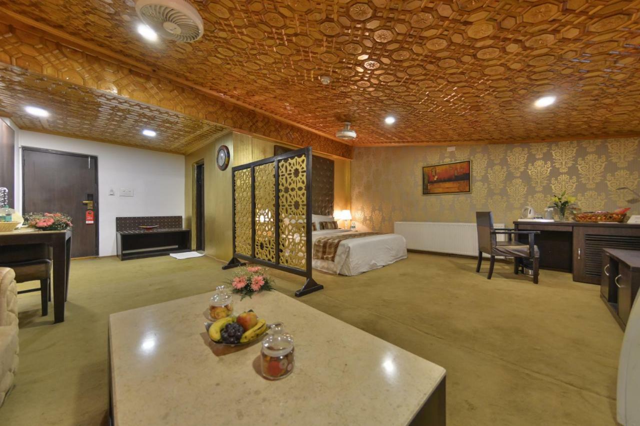 Batra Hotels And Residences Srīnagar Esterno foto
