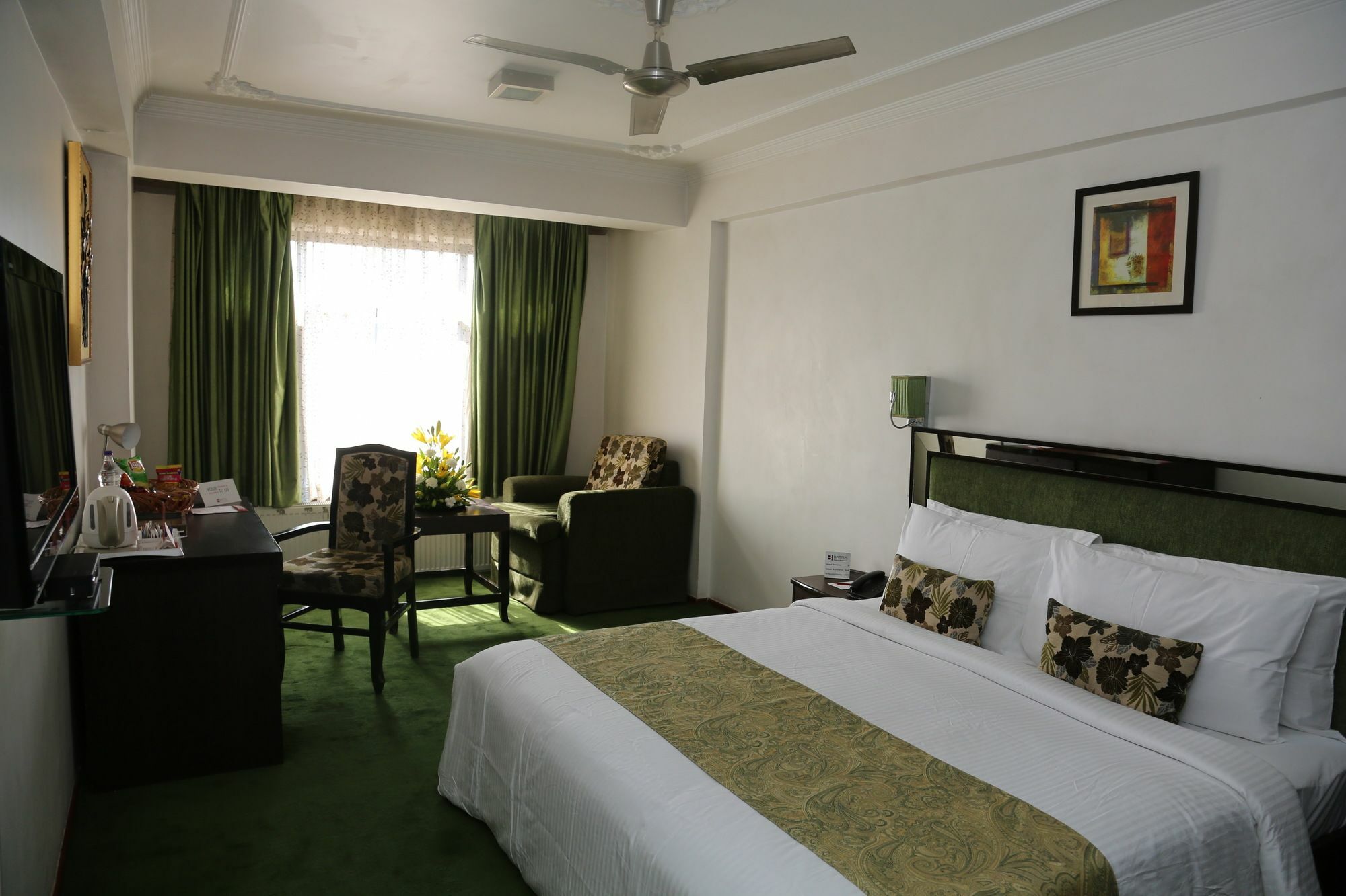 Batra Hotels And Residences Srīnagar Esterno foto